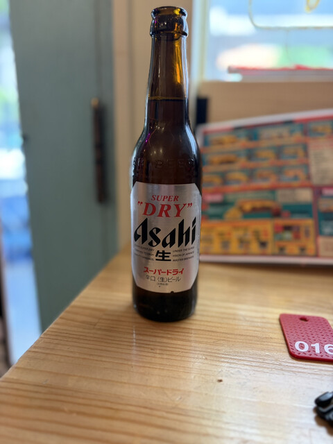 窓際の木のカウンターに置かれたビール