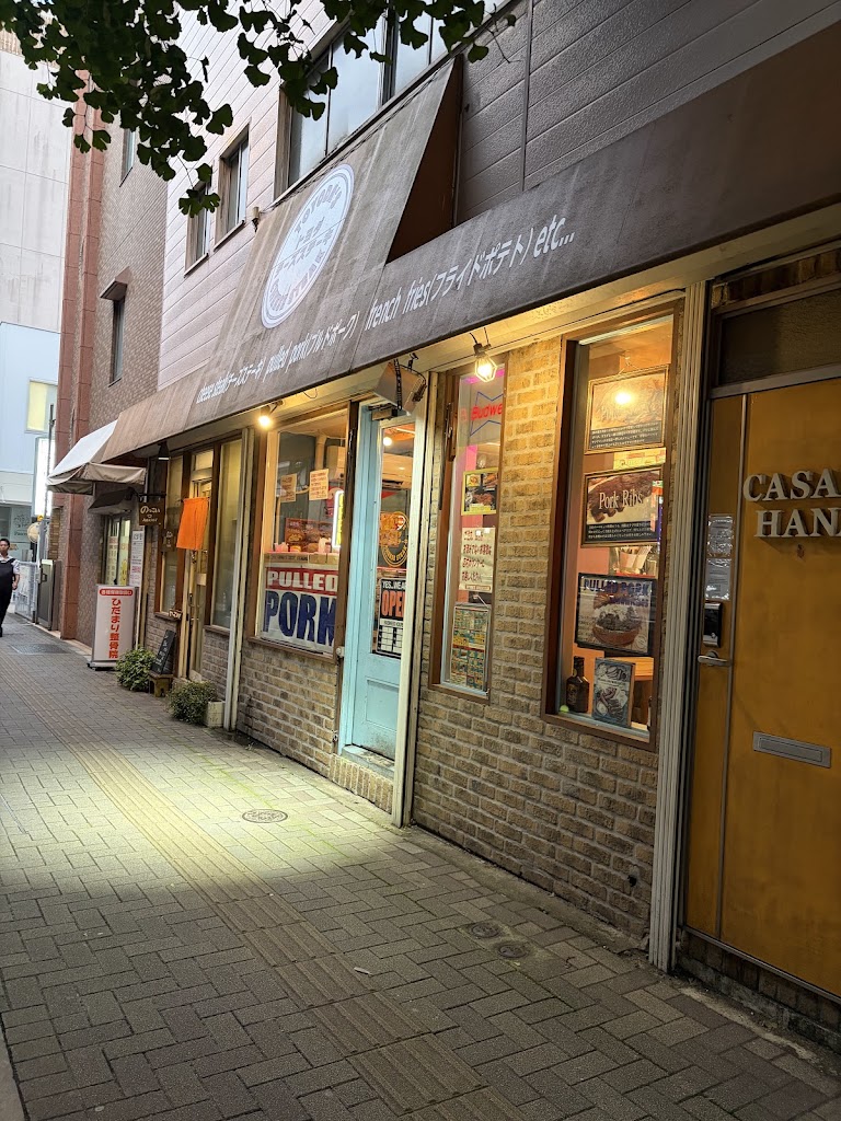夕暮れの店頭、別アングル。花ビル(Casa Hana)の入る一角